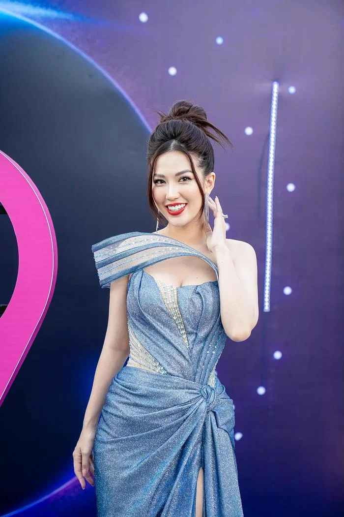 "Tôi kể câu chuyện ấy ra để mọi người phòng tránh sự việc tương tự thôi, chứ tôi không tiết lộ tên và câu lạc bộ của người đó được", nữ MC xinh đẹp này nói.