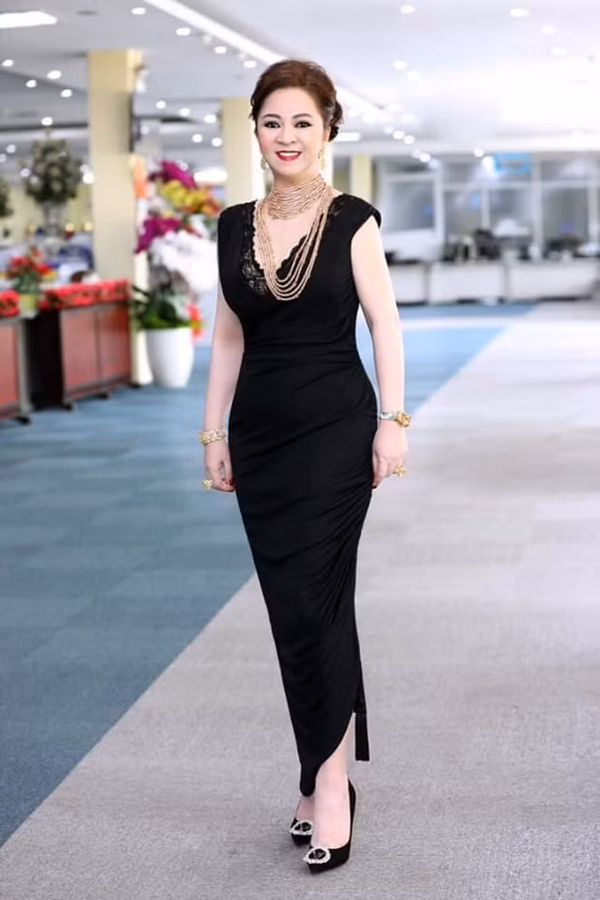 Kim cương to bằng hột mít, siêu xe triệu đô coi là rẻ thì đủ thấy bà Phương Hằng sở hữu khối tài sản và chịu chơi ra sao.