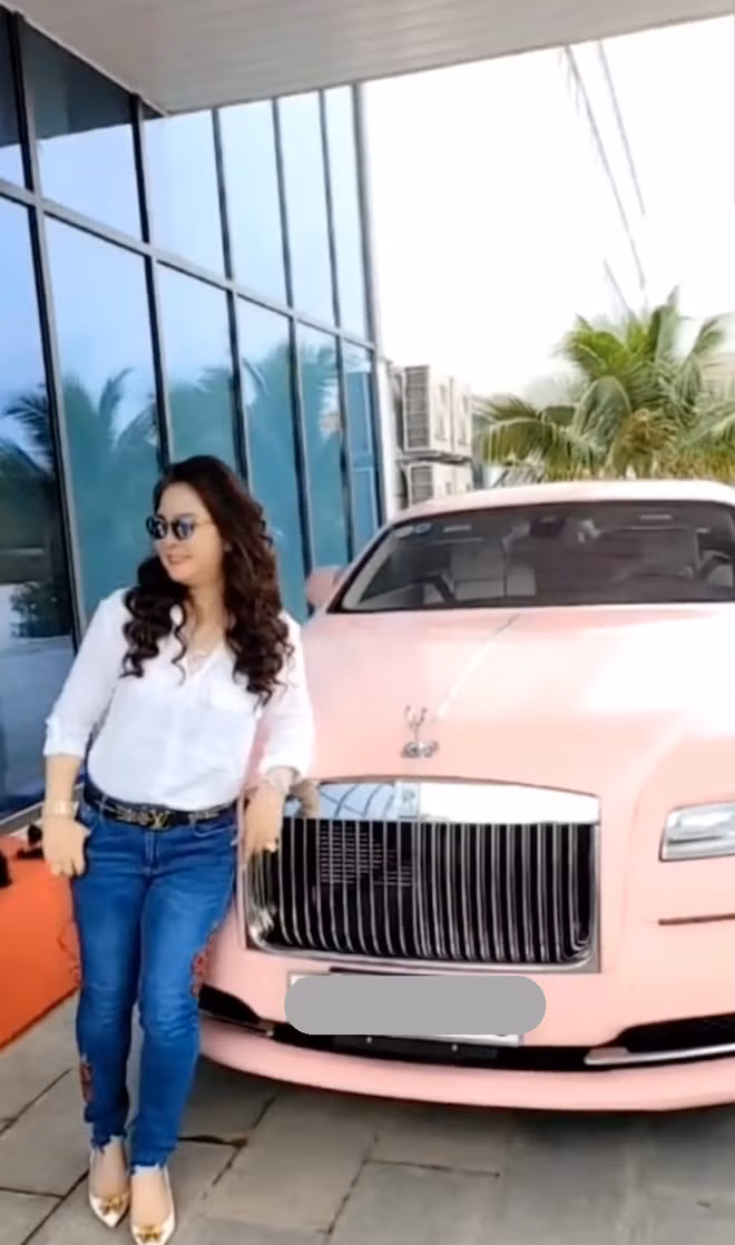 Bên cạnh những bức ảnh khoe xe, nữ CEO khu du lịch Đại Nam tiết lộ sở thích sắm xế siêu sang rằng: "2 cửa nha quý dzị. Tui là chỉ thích đi xe đời mới và không có đụng hàng. Chơi mui trần với chơi 2 cửa mới chơi nha quý dzị".