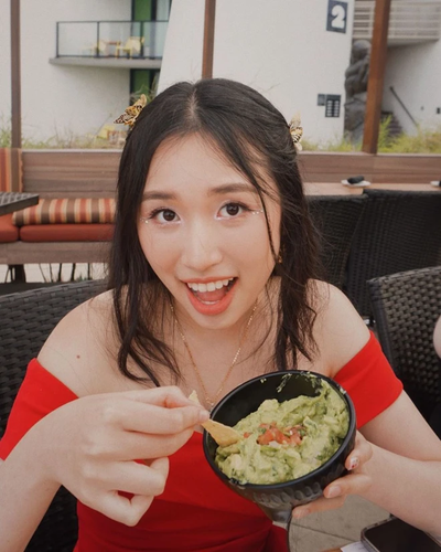 Nhắc tới Jenny Huỳnh, cộng đồng mạng nhớ ngay những cụm từ như "con nhà người ta, học giỏi, dễ thương và quá là sến". Dù chỉ vừa 18 tuổi nhưng cô bạn đã có cho mình kênh Youtube hơn 3,24 triệu người theo dõi, cùng loạt tài khoản MXH có tương tác khủng.