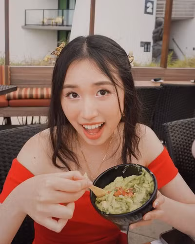 Nhắc tới Jenny Huỳnh, cộng đồng mạng nhớ ngay những cụm từ như "con nhà người ta, học giỏi, dễ thương và quá là sến". Dù chỉ vừa 18 tuổi nhưng cô bạn đã có cho mình kênh Youtube hơn 3,24 triệu người theo dõi, cùng loạt tài khoản MXH có tương tác khủng.