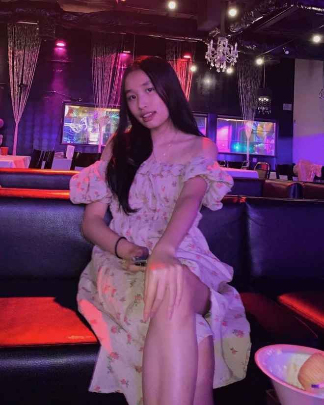 Tham gia sự kiện, Jenny Huỳnh diện đầm đen đơn giản cùng đôi giày sneaker nhưng nhan sắc vẫn gây chú ý. Chiều cao của cô bạn cũng tương đối nổi bật nên dù đi giày bệt vẫn không bị lấn át.