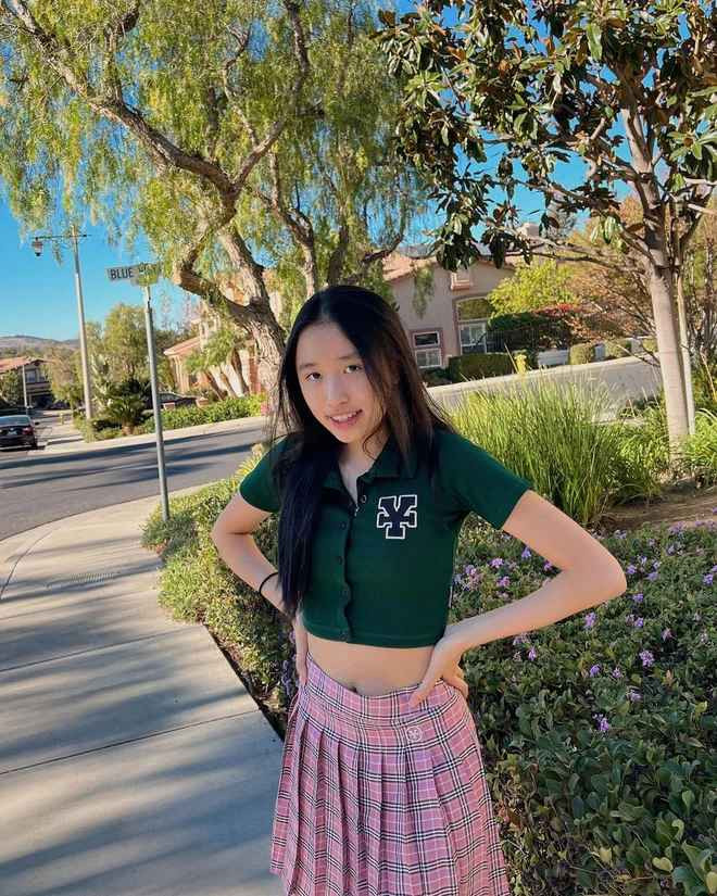 "Dễ thương và rất lễ phép", "Nhìn thấy là có cảm tình liền luôn", "U30 mà coi thích bé này... và không ít lời bình về vẻ rạng rõ ở tuổi 18 của cô nàng"... là những bình luận mà dân mạng để lại dưới bài đăng của Jenny Huỳnh.