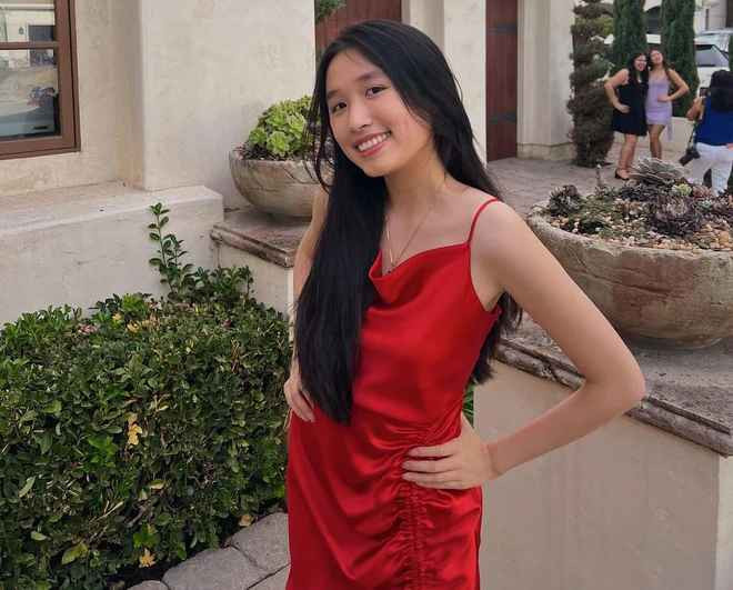 Phải nói thêm rằng đây là lần hiếm cô bạn xuất hiện tại một sự kiện giải trí bởi trước đó Jenny tập trung hoàn toàn cho việc học và sống ở Mỹ.