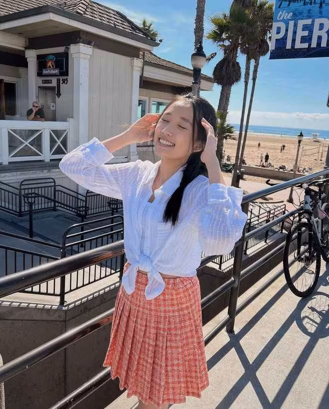 Ngược lại, phong cách thường ngày của Jenny Huỳnh có phần đơn giản, đầy sắc màu tươi sáng và toát lên vẻ đẹp dễ thương.