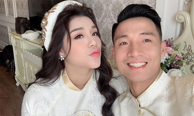 Bản thân Khánh Linh từng du học Singapore. Sau đó cô nàng về quản lý khách sạn của gia đình và hiện tại là tự làm chủ chuỗi thương hiệu rau má tươi mình sáng lập