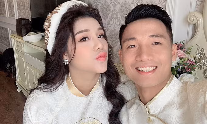 Bản thân Khánh Linh từng du học Singapore. Sau đó cô nàng về quản lý khách sạn của gia đình và hiện tại là tự làm chủ chuỗi thương hiệu rau má tươi mình sáng lập