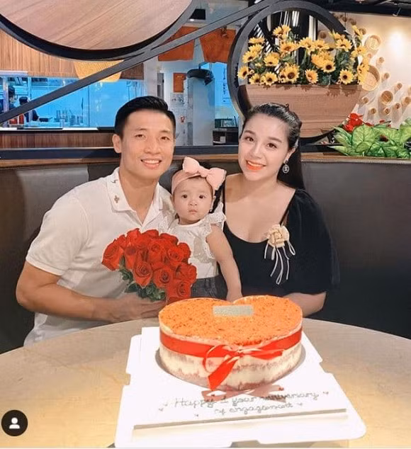 Bên cạnh đó, gia đình Khánh Linh còn kinh doanh ở nhiều lĩnh vực khác như khách sạn, karaoke...