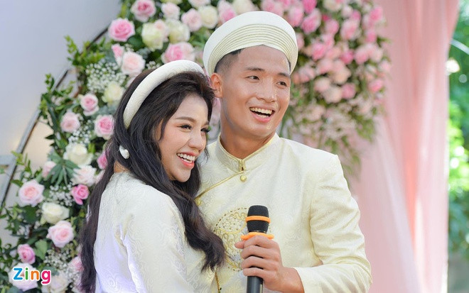 Một nàng WAG có thân phận đáng chú ý khác chính là Khánh Linh, bà xã của trung vệ Bùi Tiến Dũng