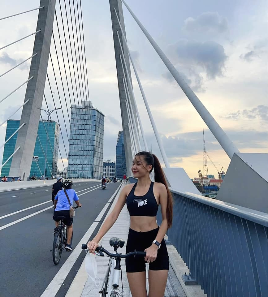 Ít ai biết rằng, đằng sau sự xinh đẹp của Yến Xuân là một cô nàng rất mạnh mẽ, độc lập. Dù bạn trai là thủ thành nổi tiếng nhất nhì Việt Nam, thế nhưng cô nàng chưa từng dựa dẫm vào anh.