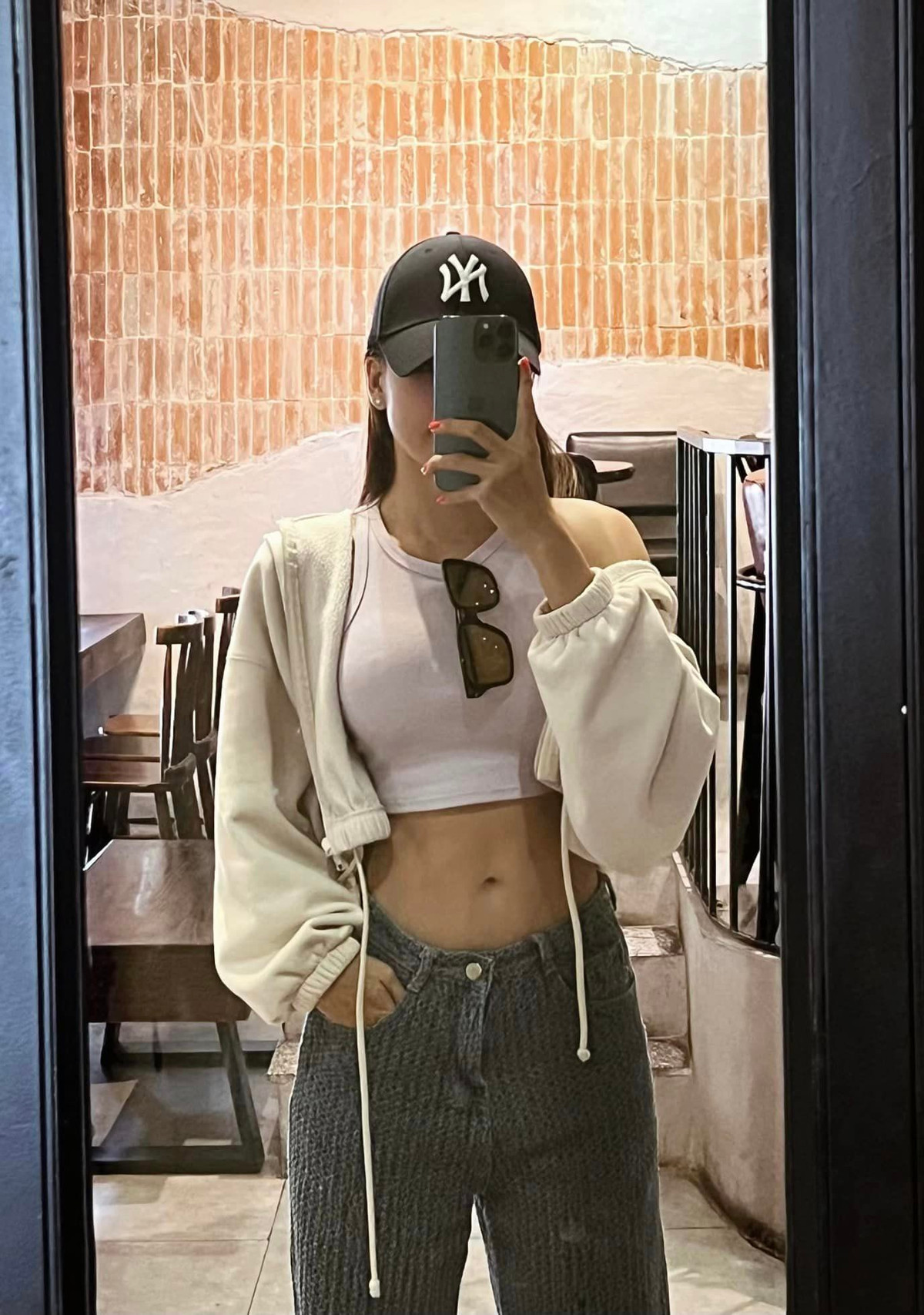 Yến Xuân còn có mối quan hệ rất tốt với gia đình bạn trai. Cô từng bay sang Moscow (Nga) để đón lễ Tết bên cạnh bố mẹ người yêu. Cô cũng chăm chỉ tương tác với hai anh em nhà "thủ môn quốc dân".