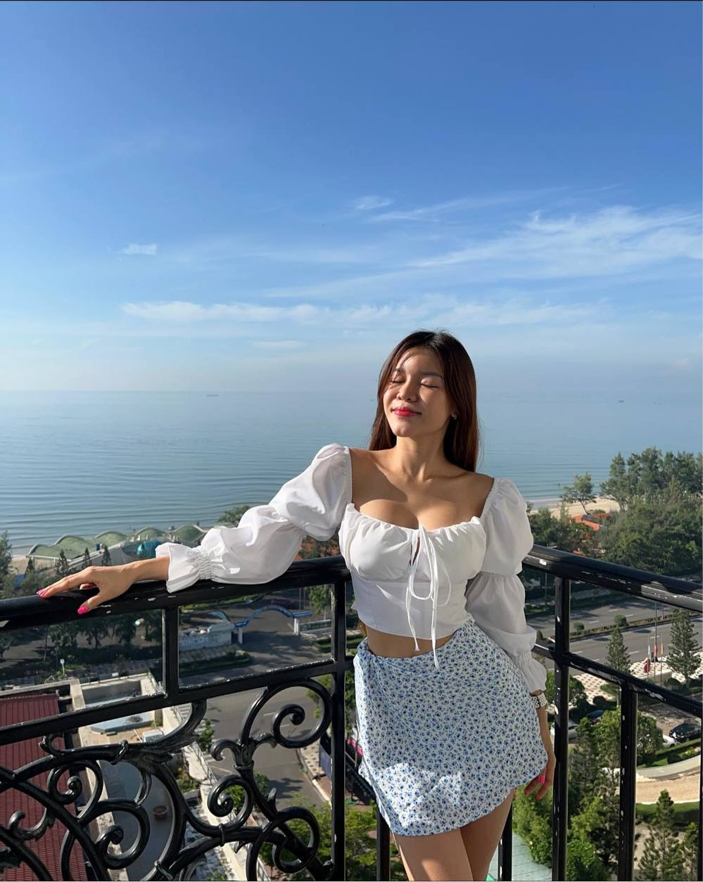 Tin đồn hẹn hò của Yến Xuân và Đặng Văn Lâm bắt đầu rầm rộ từ tháng 9/2018. Tuy nhiên, cả hai nhân vật chính lại chưa từng lên tiếng xác nhận hay công khai chuyện tình cảm.