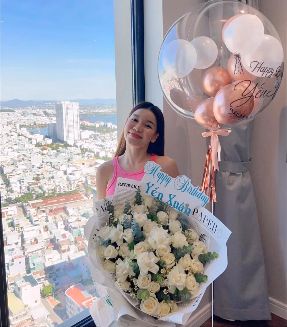 Thay vì hướng dẫn các học viên của mình tại phòng tập, Yến Xuân lại chọn hình thức "đóng gói" bài tập qua các clip hay qua hình thức online.