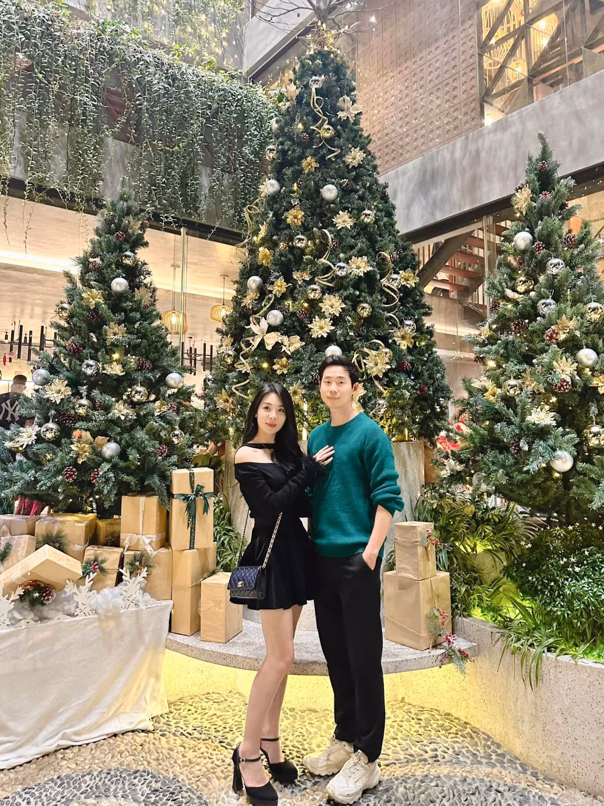 Còn hiện tại mối quan hệ giữa mình và bố bọn trẻ vẫn rất tốt. 2 bên đã hứa với nhau k còn duyên thì vẫn là bố , là mẹ của bọn trẻ. Làm sao để các con không bị tổn thương. Nên mong mọi người nếu thấy ai lan truyền hình ảnh về các cháu thì xin đừng chia sẻ . 1 lời nói ra , 1 hành động nhỏ cũng có thể giết chết 1 con người đó ạ”. Nữ TikToker cho biết thêm.