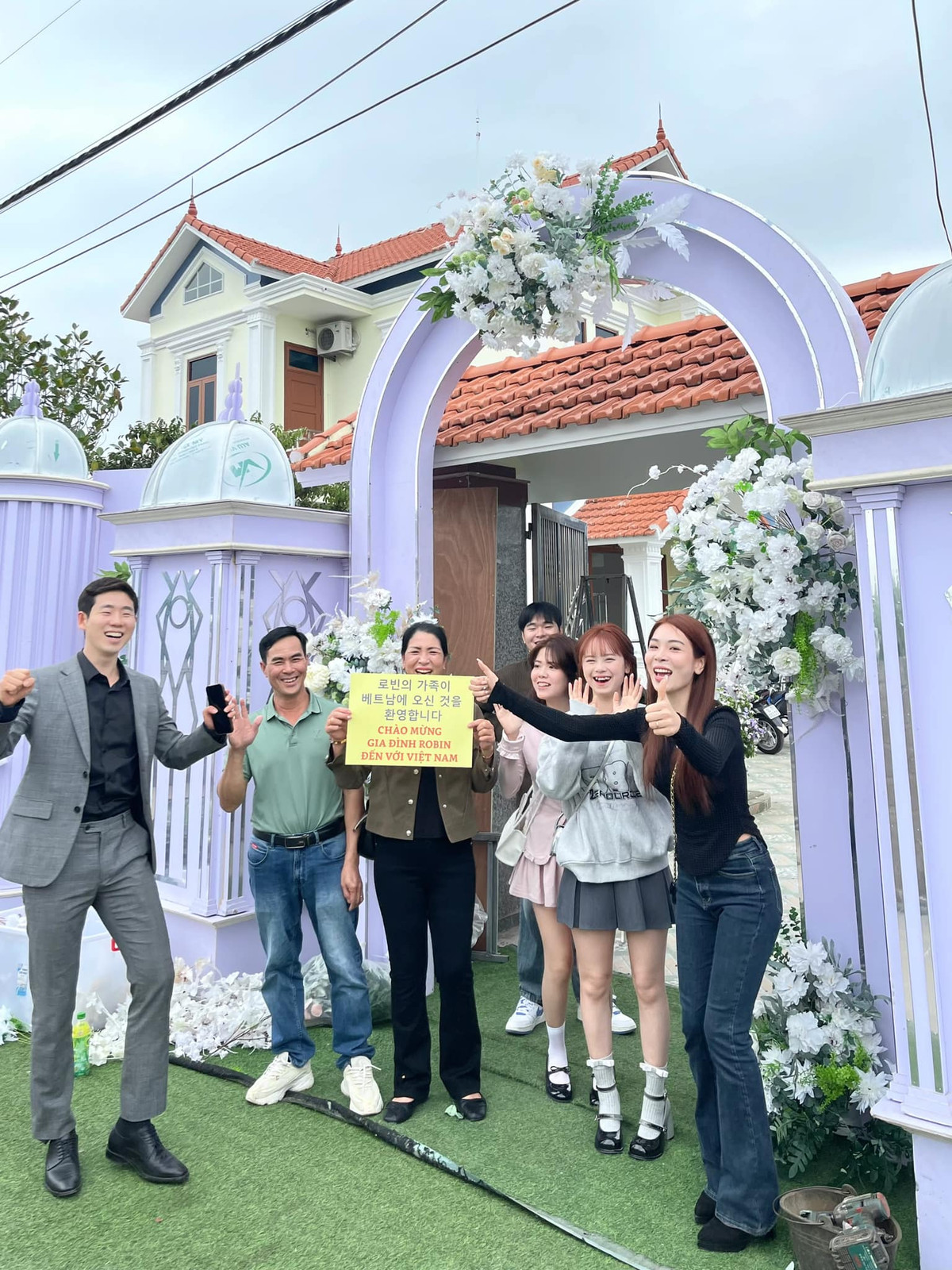 Theo đó, Hương Nổi cho biết: "Thứ 1: Mình đã từng ly hôn và có 2 con mình chưa bao giờ dấu diếm thông tin này. Ai theo dõi thì đều biết .Mình ly hôn cũng được mấy năm nay rồi . Khó khăn lắm mình mới dám mở lòng để đi tiếp bước nữa . Vết thường cũ bắt đầu lành thì ngày hôm nay lại xảy ra chuyện này....