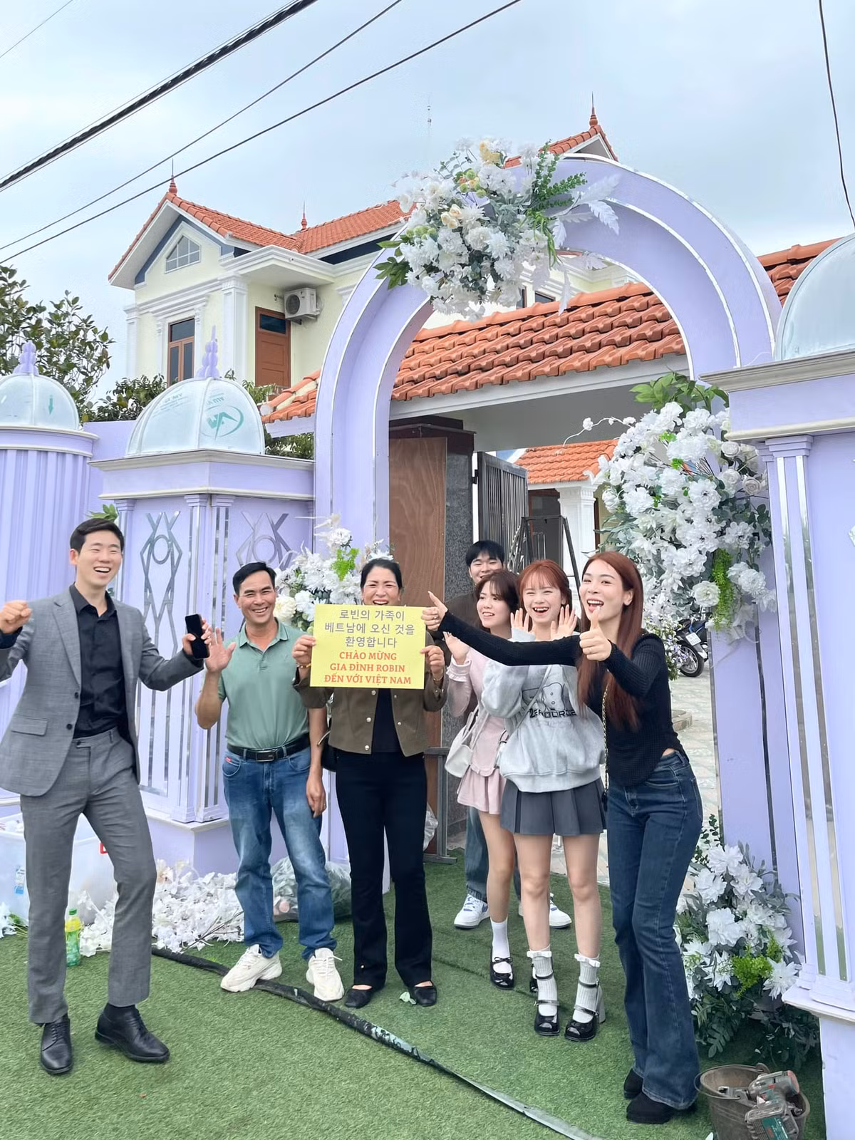 Theo đó, Hương Nổi cho biết: "Thứ 1: Mình đã từng ly hôn và có 2 con mình chưa bao giờ dấu diếm thông tin này. Ai theo dõi thì đều biết .Mình ly hôn cũng được mấy năm nay rồi . Khó khăn lắm mình mới dám mở lòng để đi tiếp bước nữa . Vết thường cũ bắt đầu lành thì ngày hôm nay lại xảy ra chuyện này....