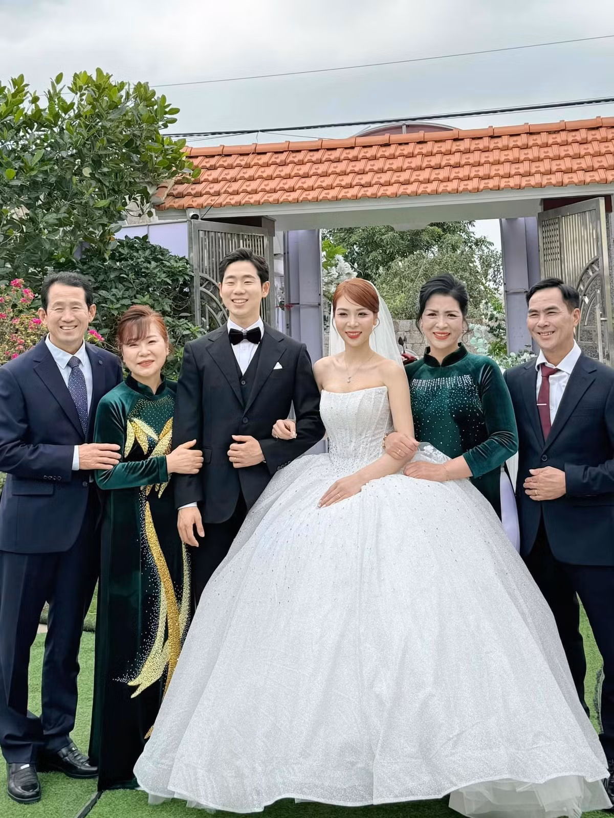 Thứ 2 : Họ gán cho mình cái mác bỏ con . Cho mình hỏi có người mẹ nào bỏ con mà vẫn lo cho con từ cái bút, cái cặp, miếng ăn , giấc ngủ , chưa ạ? Chỉ khác là không bao giờ đăng lên kể trên mạng thôi. Bởi vì sợ những trò đùa ác như ngày hôm nay của những kẻ dấu mặt . Từ hôm qua đến giờ họ lấy hình ảnh của 2 con và câu chuyện của mình đi câu view câu like . 4h10 sáng mình cũng chỉ biết bất lực vừa viết những dòng này vừa khóc". Hot Tiktoker Hương Nổi cho biết.