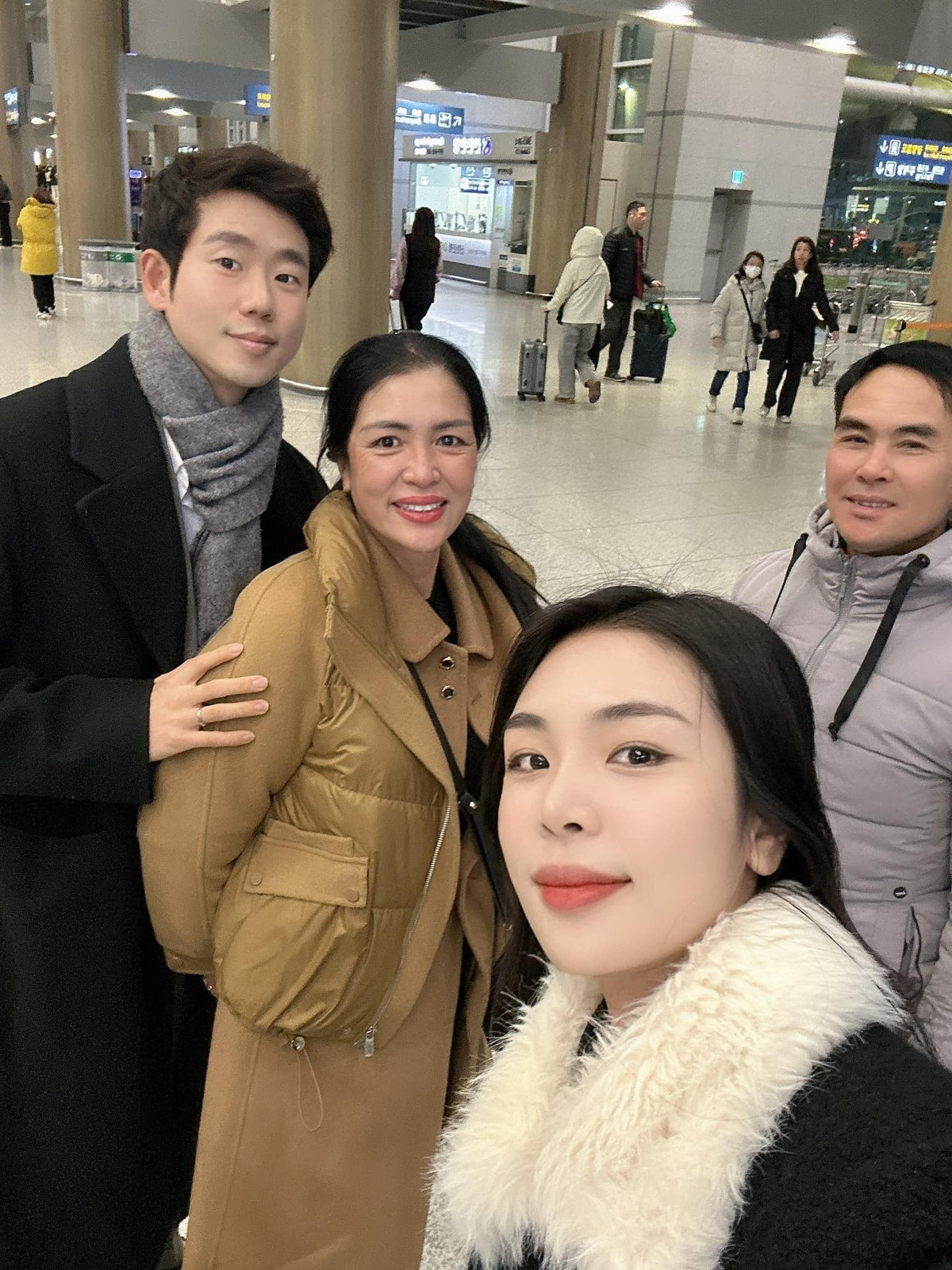 Hương Nổi viết thêm: "Mình là người kinh doanh suốt 8 năm tại Hàn nên có rất nhiều các đối thủ muốn mượn câu chuyện thêu dệt này. Để muốn hạ thấp danh dự của mình, bằng việc bịa đặt chuyện về vợ chồng mình và gia đình mình Làm ơn dừng lại đi ạ. Những lời bịa đặt vô căn cứ như thế có thể giết chết một con người đấy ạ...