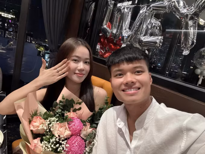 Trên trang cá nhân, tiền đạo U23 Việt Nam là Nguyễn Văn Tùng viết: "She said: "Yes sir chắc chắn là như vậy rồi". Bài đăng của nam cầu thủ sinh năm 2001 đã nhanh chóng nhận được lời chúc mừng tốt đẹp của dàn cầu thủ đội tuyển Việt Nam.