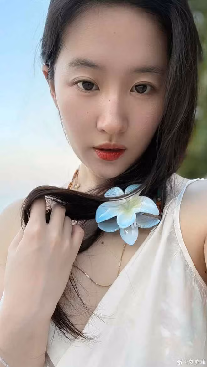 Nhiều netizen để lại nhận xét nhìn Lưu Diệc Phi ở độ tuổi nào, khán giả cũng cảm thấy ở cô toát lên sự an nhiên, tự tại.