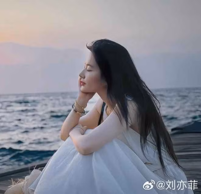 Theo Sohu , dù thời trẻ được mệnh danh là thần tiên tỷ tỷ, hiện tại Lưu Diệc Phi có một số khuyết điểm về ngoại hình như lợi bị tụt nhiều hơn, thân hình khó kiểm soát cân nặng.