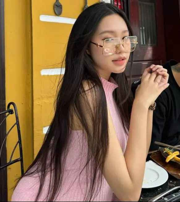 Doãn Hải My selfie ghi lại khoảnh khắc hạnh phúc. Văn Hậu vẫn điển trai như thường còn bà xã anh lại gây chú ý khi góc máy selfie làm lộ rõ sự thay đổi khi mang bầu.