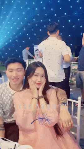 Gương mặt mẹ bầu top 10 Hoa hậu Việt Nam 2020 có dấu hiệu "phá nét", không còn vẻ thon gọn, sắc sảo như thời con gái mà thay vào đó là vẻ phúc hậu, tròn đầy.