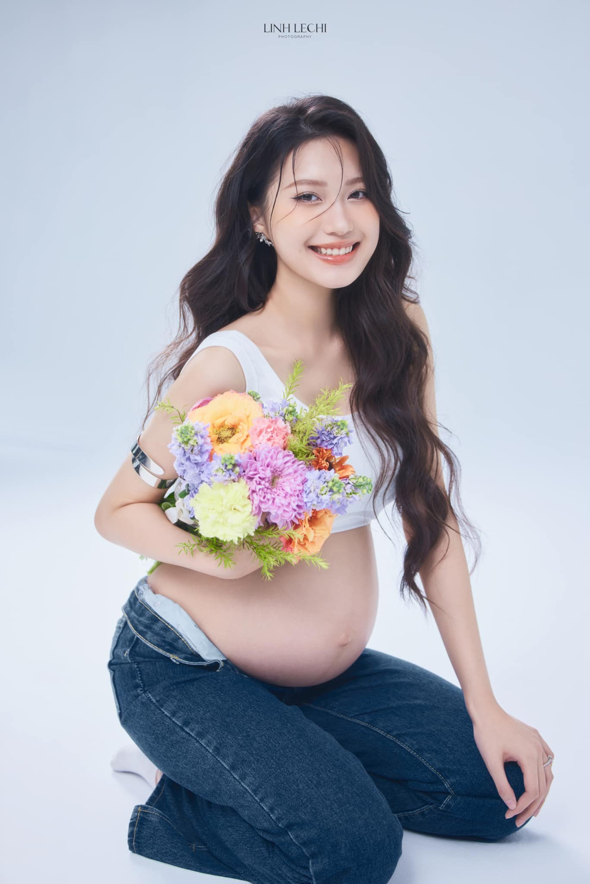 Giữa tháng 3/2023, Đoàn Văn Hậu và Doãn Hải My chính thức thông báo chuyện đang có tin vui, sắp đón con đầu lòng qua bộ ảnh bầu lung linh.