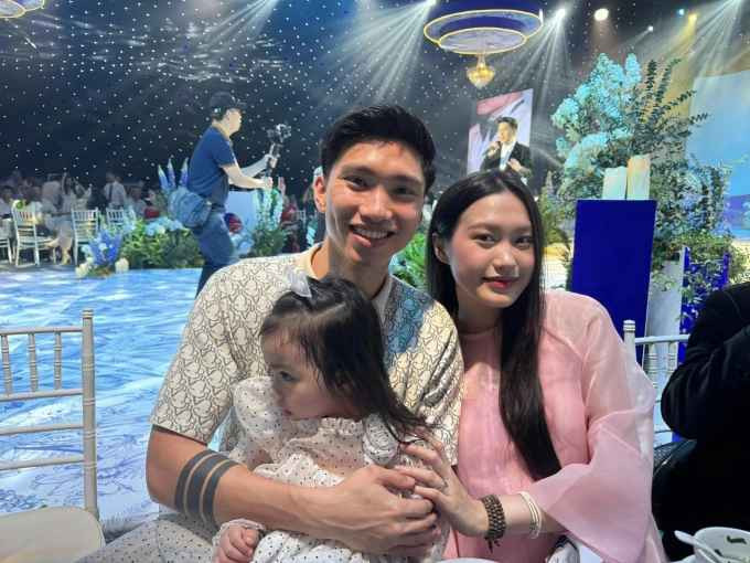 Ở đám cưới của Quang Hải và Chu Thanh Huyền hai ngày trước, Doãn Hải My gây ấn tượng với vẻ rạng rỡ khi xuất hiện cùng Đoàn Văn Hậu. Nàng WAG diện đầm bầu màu hồng nữ tính, nụ cười ngọt ngào, chiếm spotlight khi đi giữa đám đông.