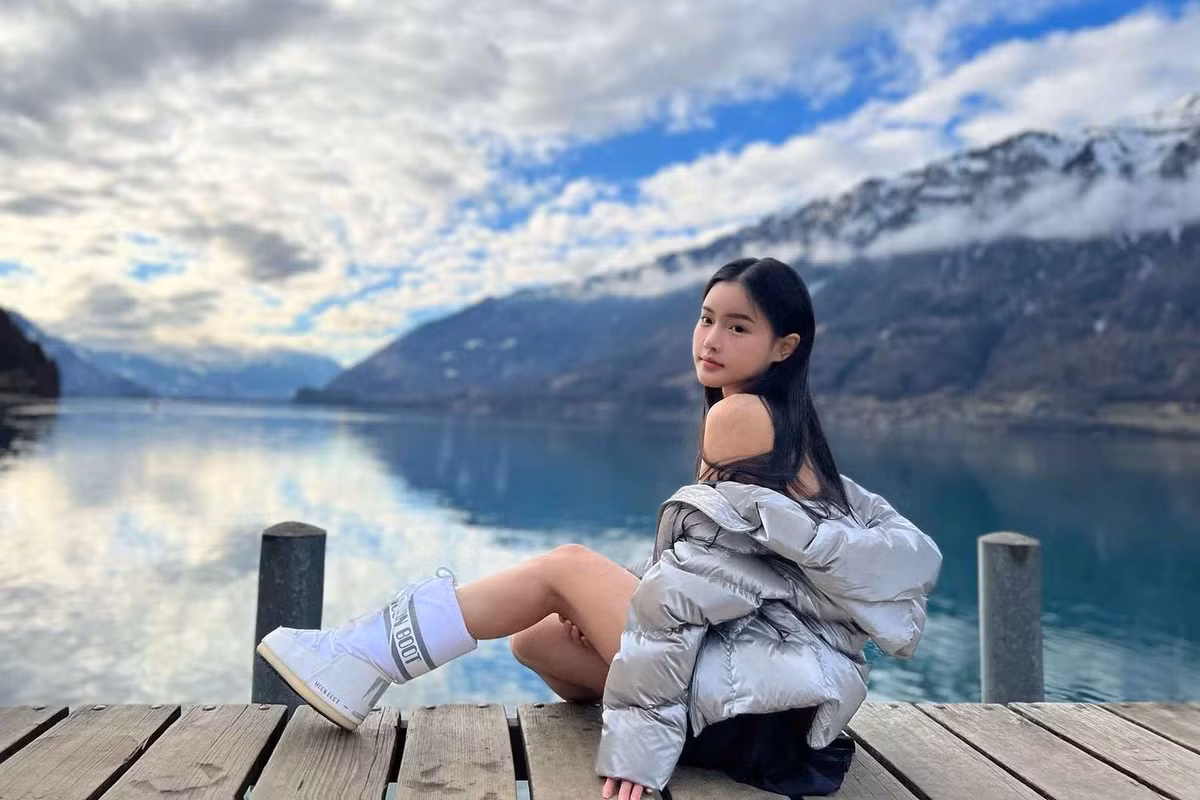 Thu Anh ạt được thành tích khủng trong học tập như Thạc sĩ ngành TESOL (Teaching English to Speakers of Other Languages) – Đại học Birmingham, Vương quốc Anh (University of Birmingham, United Kingdom), Tốt nghiệp loại Giỏi ngành Biên - phiên dịch Tiếng Anh – khoa Chất lượng cao (Honours Programme) tại Trường Đại học Ngoại ngữ - Đại học Quốc gia Hà Nội...