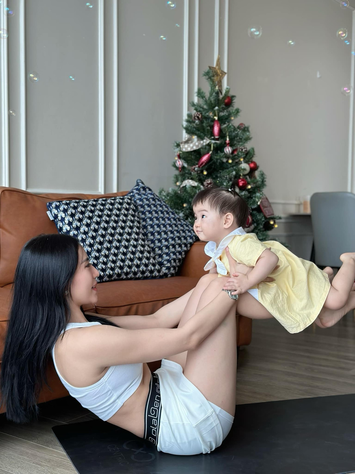 Trang Lê vui vẻ bên tiểu công chúa mỗi khi trở về nhà.