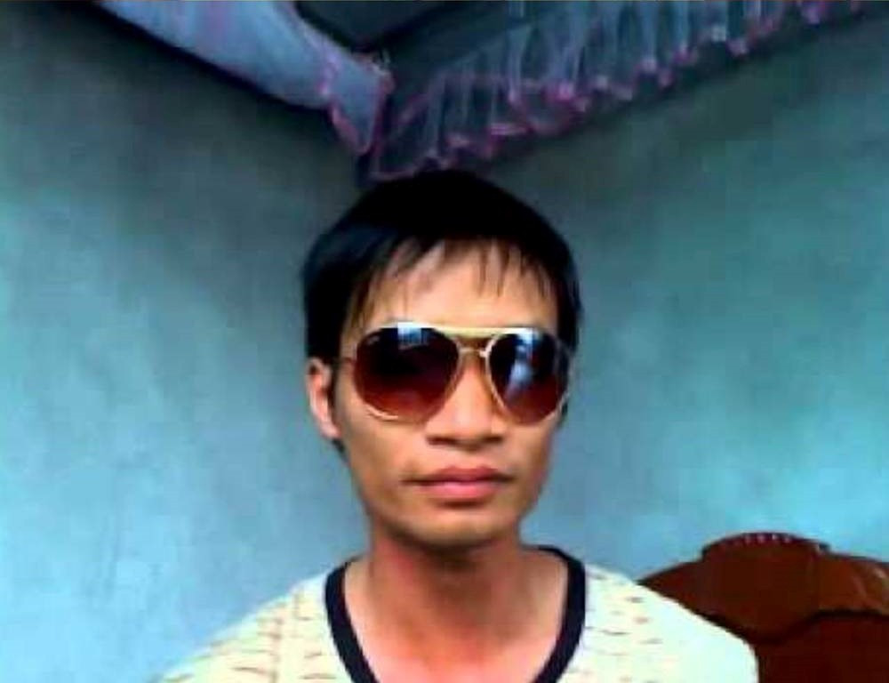 Thời điểm mới nổi lên như một hiện tượng mạng xã hội, Lệ Rơi thường xuyên được mời biểu diễn tại các sân khấu hội chợ, nhà hàng, quán ăn...