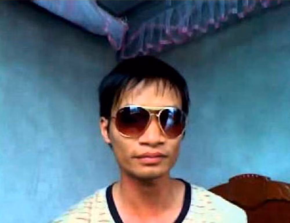 Thời điểm mới nổi lên như một hiện tượng mạng xã hội, Lệ Rơi thường xuyên được mời biểu diễn tại các sân khấu hội chợ, nhà hàng, quán ăn...