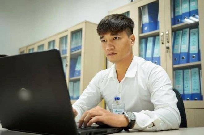 Lệ Rơi cũng khẳng định mình không làm công nhân mà là nhân sự trong bộ phận hành chính của công ty.