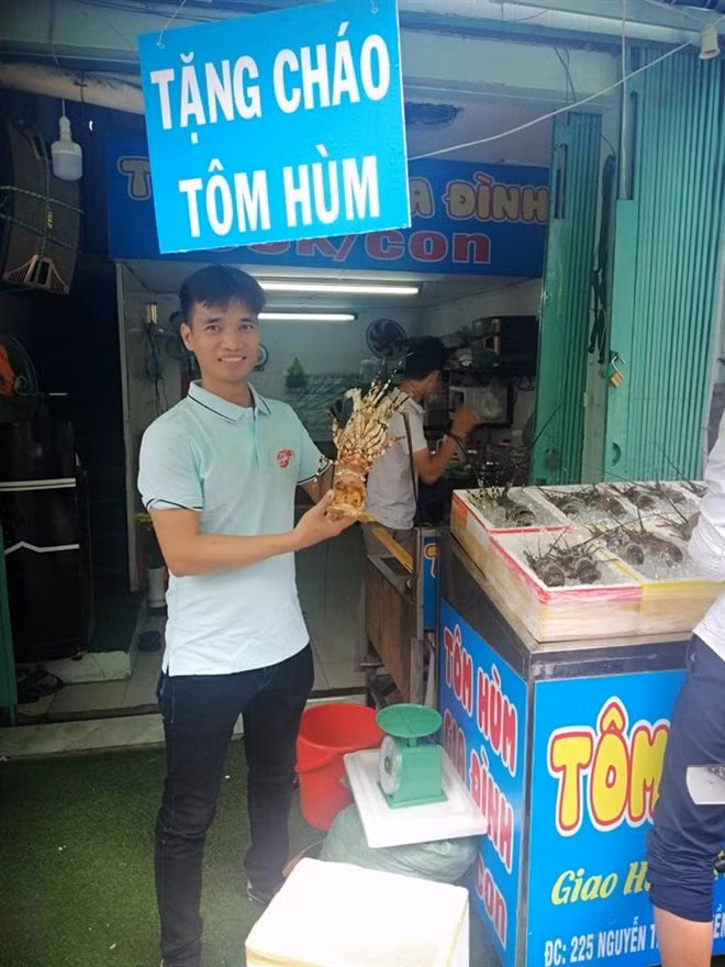 Cuối năm 2017, Lệ Rơi bất ngờ xuất hiện với diện mạo khác lạ. Gương mặt của anh lộ rõ sự chỉnh sửa, khiến dân tình không khỏi bất ngờ.