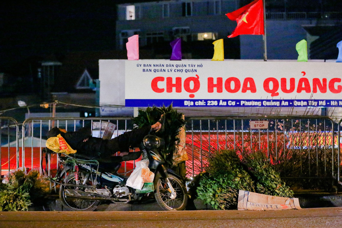 Bên cạnh việc kinh doanh nhiều người cũng tranh thủ ngủ mỗi khi vắng khách hỏi mua tại chợ hoa Quảng An.