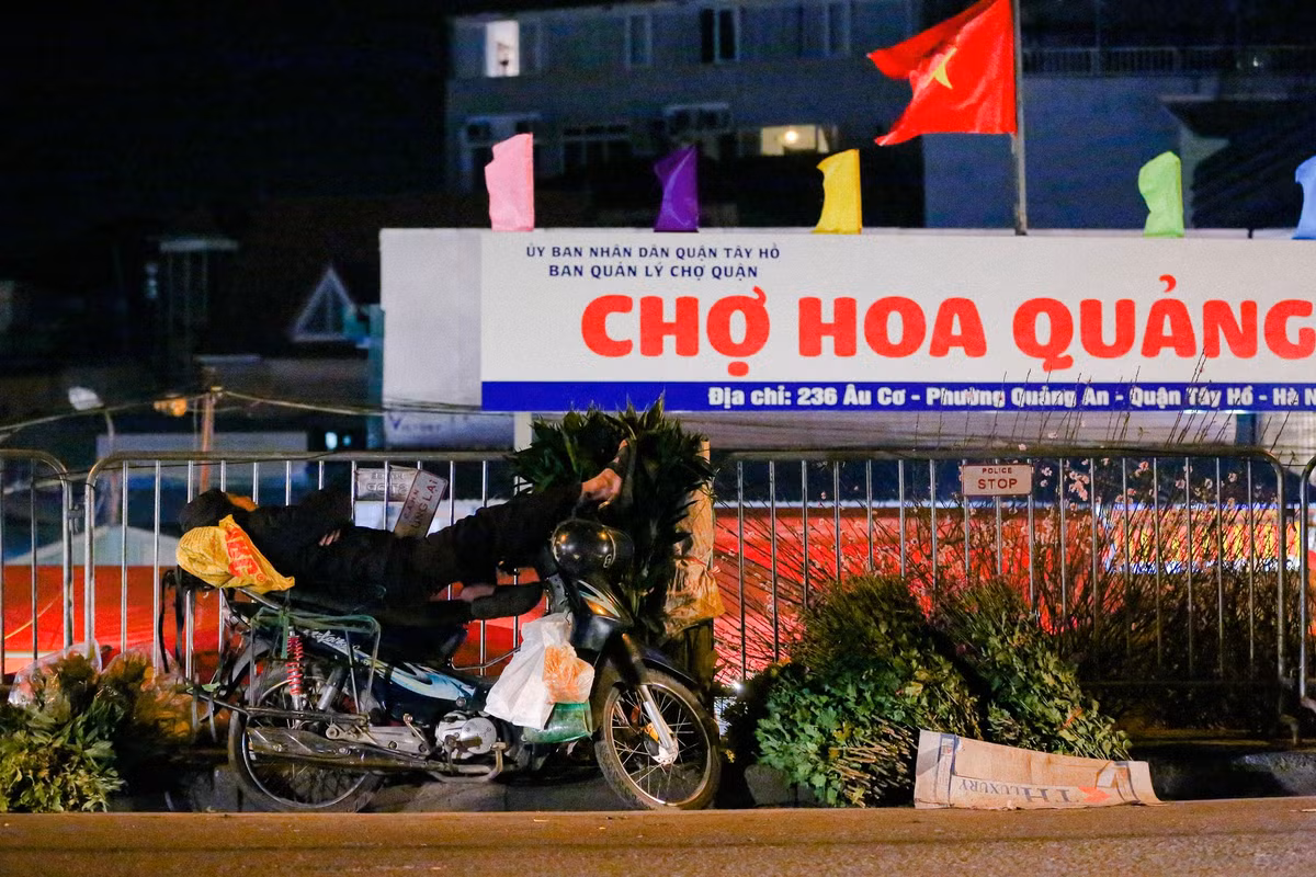 Bên cạnh việc kinh doanh nhiều người cũng tranh thủ ngủ mỗi khi vắng khách hỏi mua tại chợ hoa Quảng An.