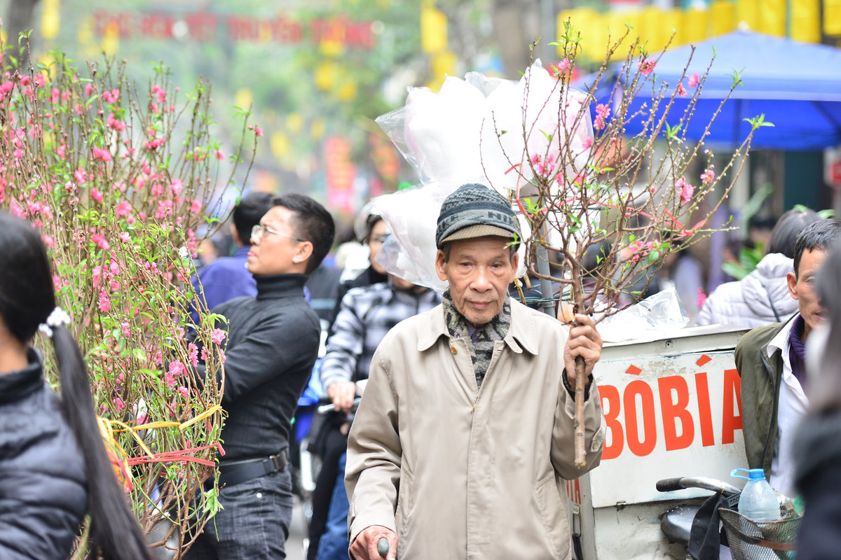 Người bán, kẻ mua tấp nập khiến chợ hoa Hàng Lược đoạn Hàng Chai, Hàng Rươi, Hàng Mã, Hàng Đồng, phố Bích Họa Phùng Hưng vui hơn ngày thường.