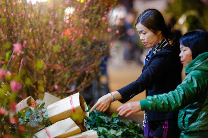 Theo chia sẻ của chị Luyến (chủ sạp hoa tại chợ Quảng An) cho biết: "Năm nay do thời tiết nắng nóng nhiều nên nhiều loại hoa nở sớm. Nguồn cung ứng hoa có phần ít hơn mọi năm nên giá thành có cao hơn. Tuy nhiên, lượng hàng không đến nỗi quá khan hiếm khiến các tiểu thương hét giá, ép giá khách hàng. Hợp lý, thuận mua vừa bán thì mua".