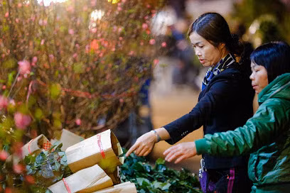 Theo chia sẻ của chị Luyến (chủ sạp hoa tại chợ Quảng An) cho biết: "Năm nay do thời tiết nắng nóng nhiều nên nhiều loại hoa nở sớm. Nguồn cung ứng hoa có phần ít hơn mọi năm nên giá thành có cao hơn. Tuy nhiên, lượng hàng không đến nỗi quá khan hiếm khiến các tiểu thương hét giá, ép giá khách hàng. Hợp lý, thuận mua vừa bán thì mua".