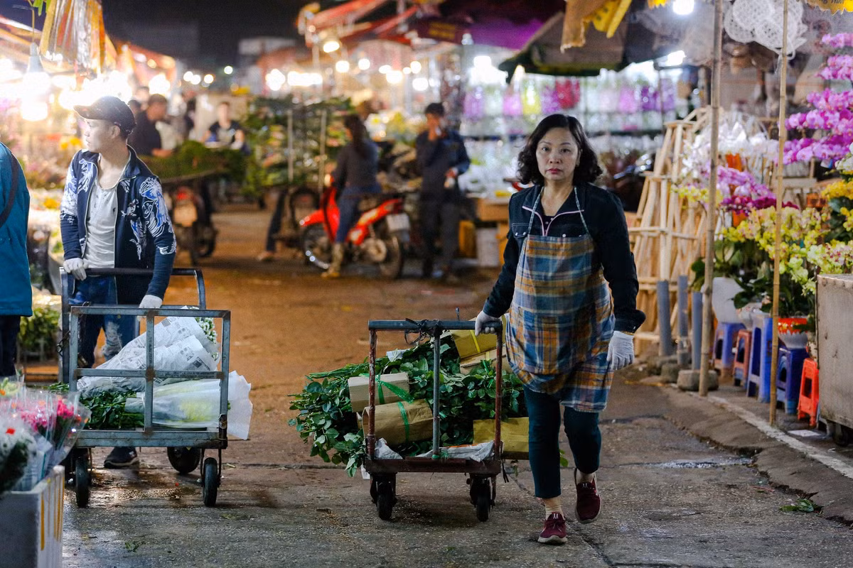 Dịp cận Tết nhiều xe container chuyển hoa từ nhiều miền của Tổ quốc về quy tự tại chợ hoa Quảng An tăng thêm phần nhộn nhịp cho khu chợ này.