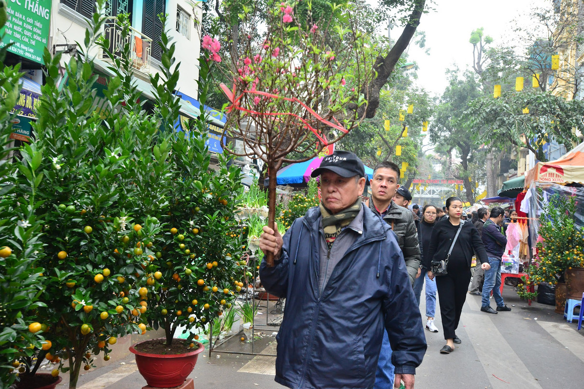 Cho hoa Tet tap nap “ke ban, nguoi mua” den ngay cuoi cung nam Am lich
