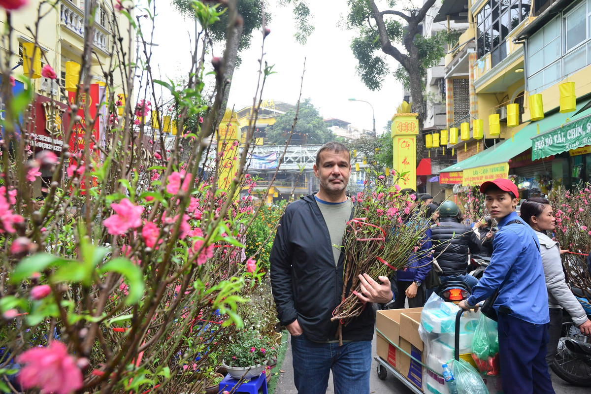 Vài năm gần đây, phục vụ thị hiếu, chợ xuất hiện những loại hoa ngoại nhập đẹp, lạ mắt.