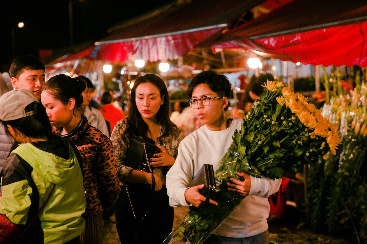 Vẫn giữ thói quen như nhiều năm trước, chị em bạn Lan Anh - Phương An cũng đến chợ hoa Quảng An sắm hoa để trang trí nhà trong những ngày Tết.