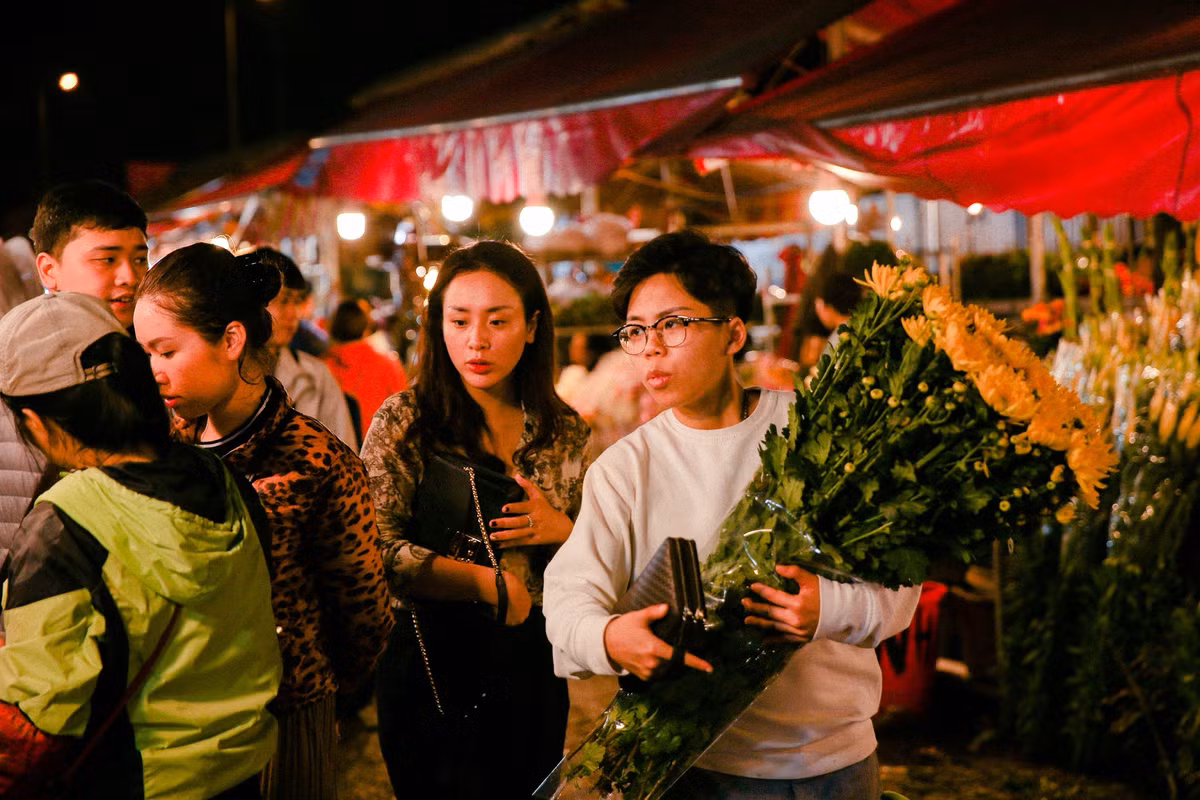 Vẫn giữ thói quen như nhiều năm trước, chị em bạn Lan Anh - Phương An cũng đến chợ hoa Quảng An sắm hoa để trang trí nhà trong những ngày Tết.