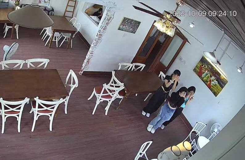 Sau khi quay 7749 clip TikTok xong các bạn còn chẳng xếp lại bàn ghế và xê dịch cửa gỗ trang trí lại cho quán nữa. Quay clip TikTok gì quán không nói, nhưng ý thức thì xin phép được chê ạ. Các bạn làm trầy tường của quán, kéo lê bàn ghế và cửa gỗ của quán, đến mức khách mới lên tầng 2 thấy các bạn cũng phải xin một vé xuống lại tầng 1, đợi các bạn về mới lên lại tầng 2. Hy vọng các bạn có ý thức hơn khi ghé các quán xá”. Chủ quán viết thêm.