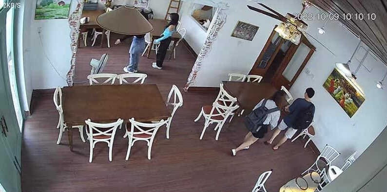 Chủ quán viết: “Các bạn ghé quán nhảy TikTok hay gì chúng mình không nói. Đằng này các bạn ghé quán đẩy hết toàn bộ bàn ghế, kéo luôn tấm cửa gỗ đè lên khung tranh và làm xước một mảng tường. Các bạn còn lại thì nằm luôn lên trên ghế và giường decor.