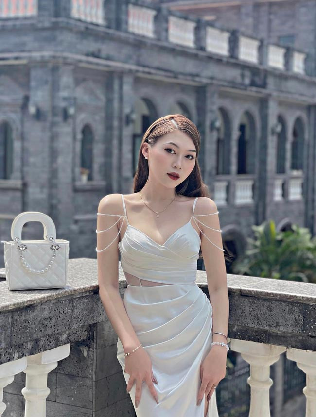 Trên Facebook cá nhân, cô gái chuyển giới Đồng Nai chia sẻ rất nhiều khoảnh khắc gợi cảm và nóng bỏng khi diện bikini.