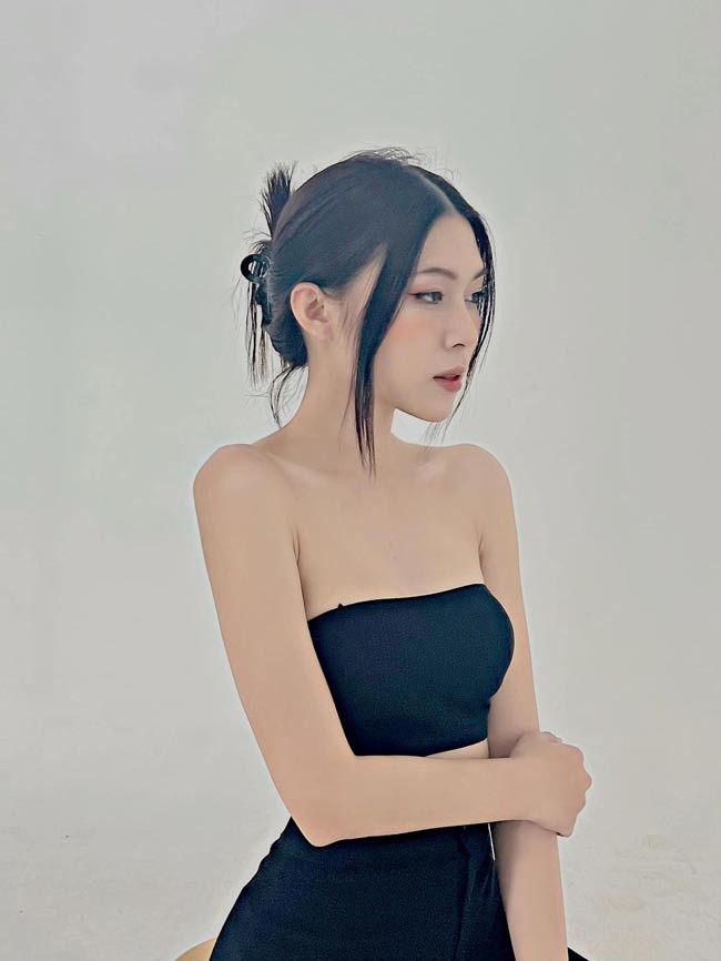 Khi còn mang thân hình con trai, Khánh An khá gầy gò. Cô nàng có tên khai sinh là Thế Anh.