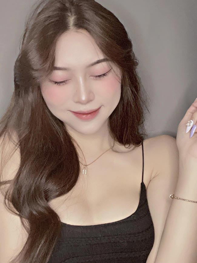 Vóc dáng của Khánh An càng khiến nhiều người bất ngờ. Cô nàng sở hữu đường cong mềm mại đầy mê hoặc.